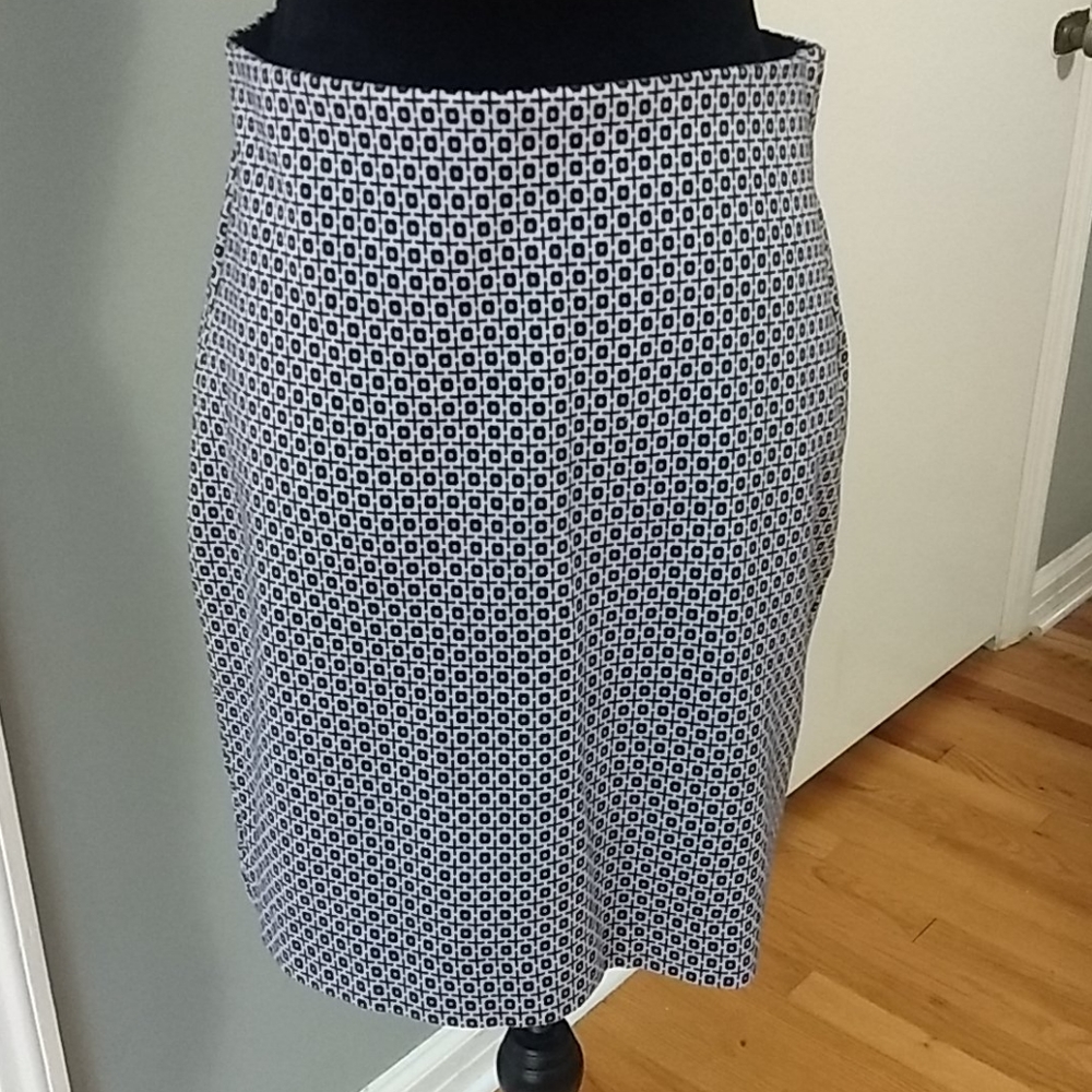 LOFT Black and White Geometric Print Pencil Skirt